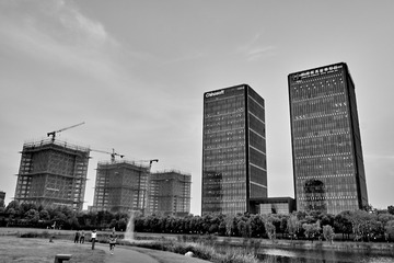 704497