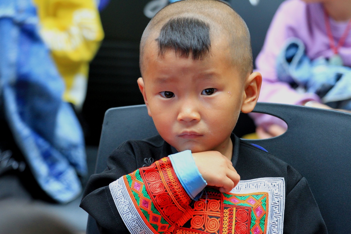 拍了一组彝族小朋友的照片