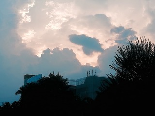 1563575