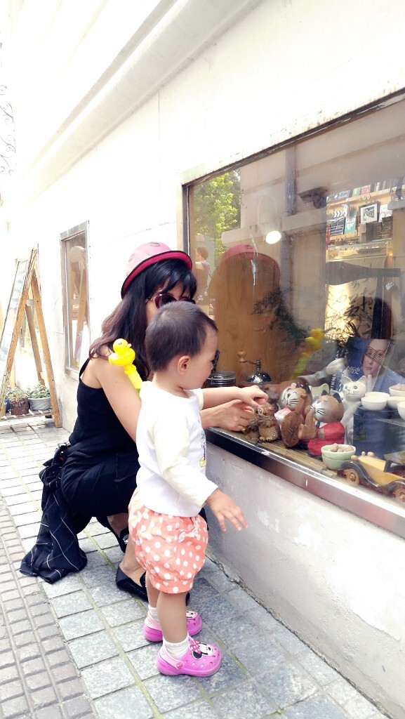 教宝宝看橱窗里的小玩意儿,宝宝很认真喔