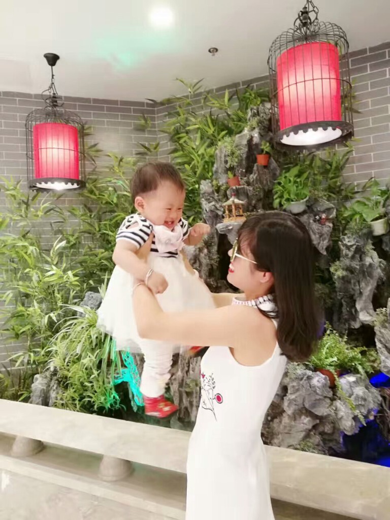 还没没满一岁的宝宝，很配合，笑嘻嘻...这两天宝宝生病了，宝宝痛苦，麻麻心累...给天底下所有的妈妈送束玫瑰，望咱们宝宝都健康快乐成长