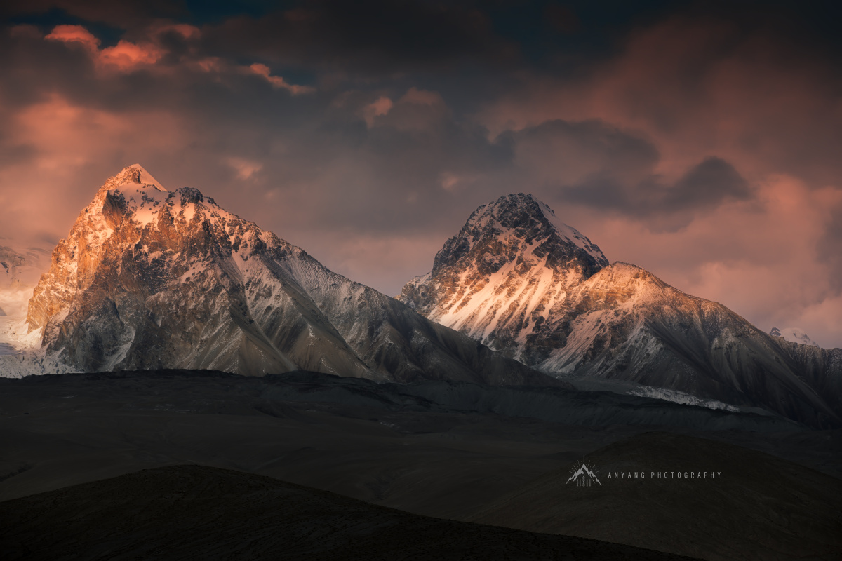 喀刺昆仑位于g314国道旁的腹地巍峨伫立着公格尔峰九别峰慕士塔格等候