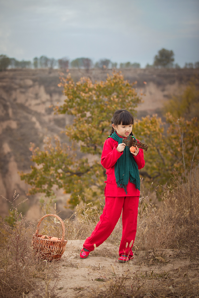 山里的小姑娘在我梦中的北方有一座大山古老的森林里流淌着清泉大山中
