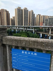 585957