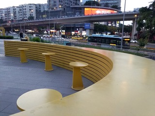 573623