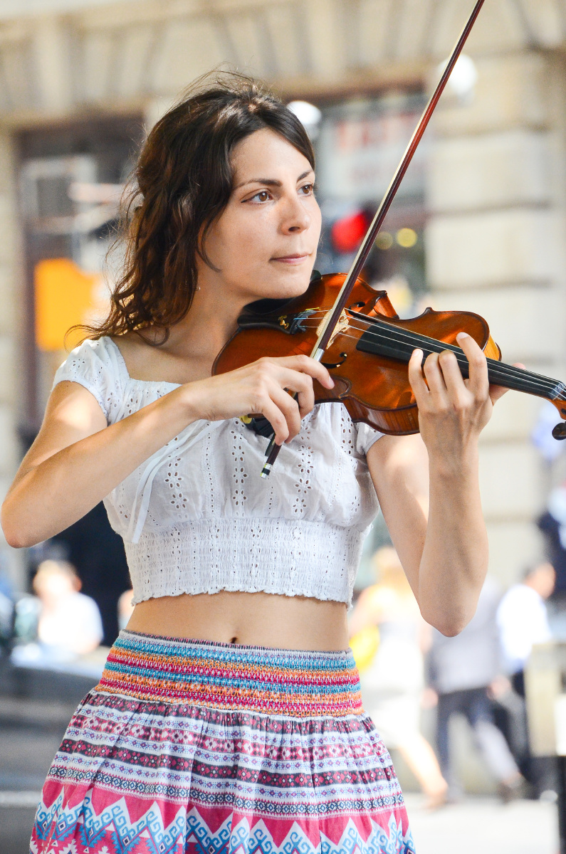 拉小提琴的姑娘 - photoshock - 图虫