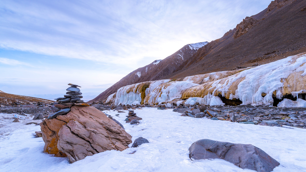 岗什卡雪山脚下的冰瀑.