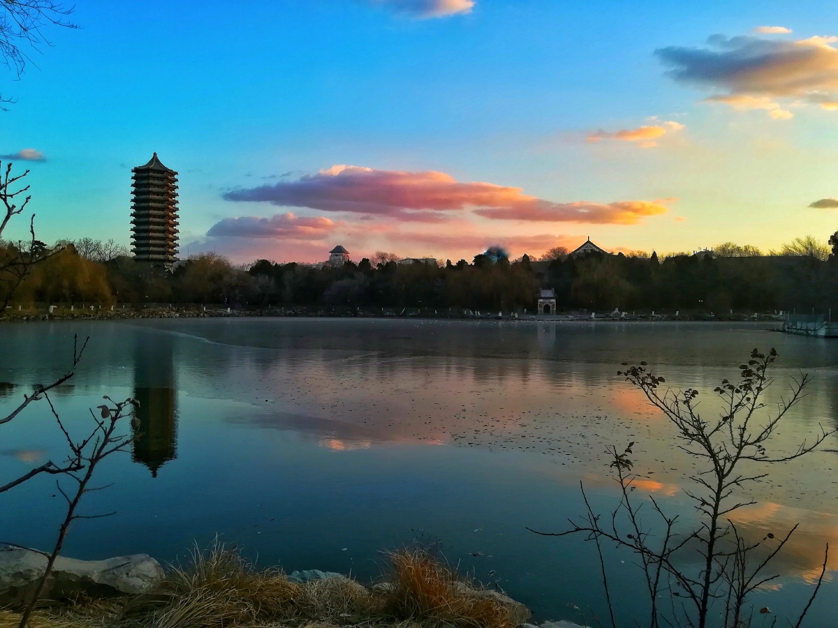冬季的北大未名湖上,冰凌映衬着略紫的晚霞,让人心旷神怡.