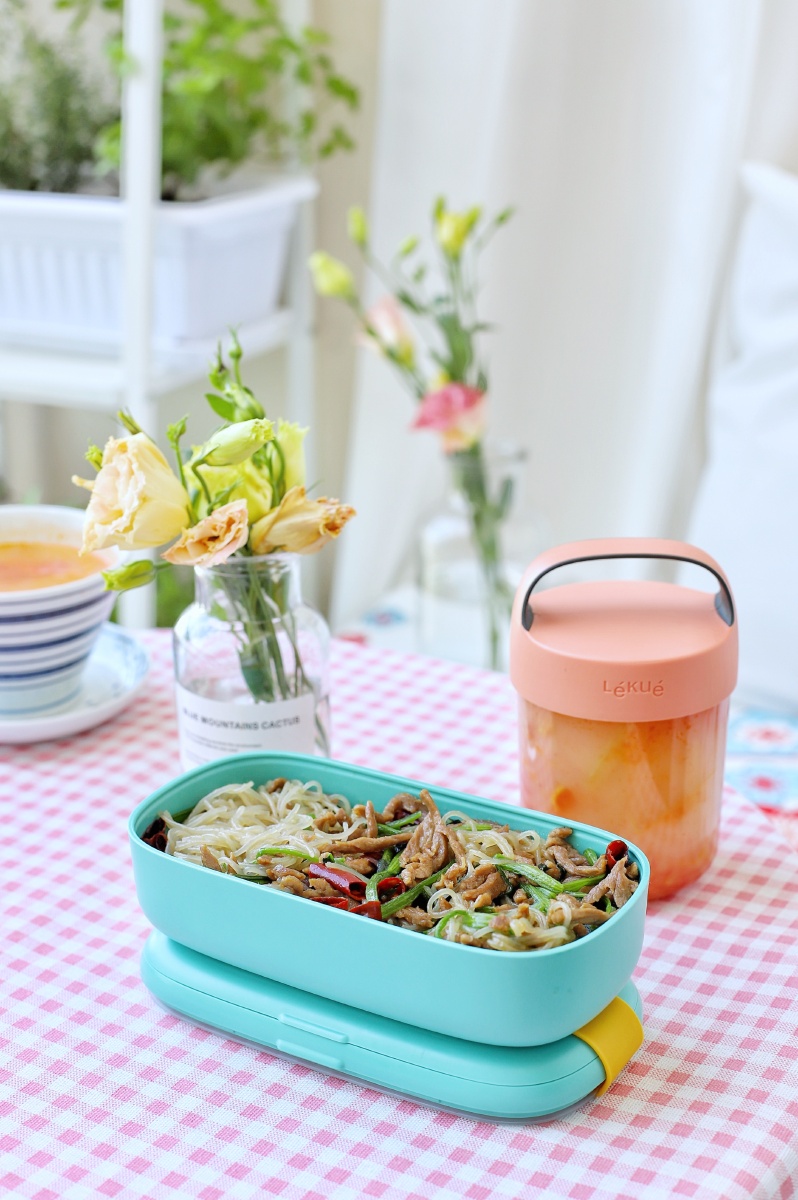 早餐:虾仁豆腐蒸蛋 番茄冬瓜汤 ?午餐:牛肉菠菜梗炒粉丝 ?