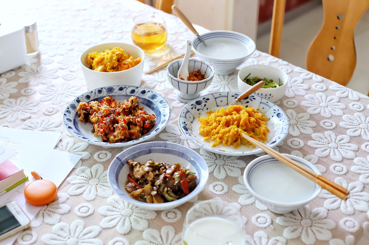 妈妈的早饭家里遇到点棘手的情况吃完早饭就一直在四处跑这会儿才来发