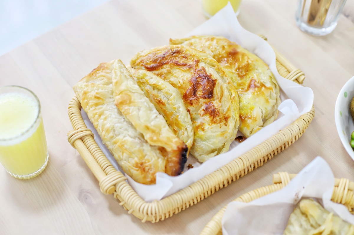 11 94早餐:汤圆手抓饼,香肠手抓饼,菠萝派,玉米汁,猕猴桃94午餐