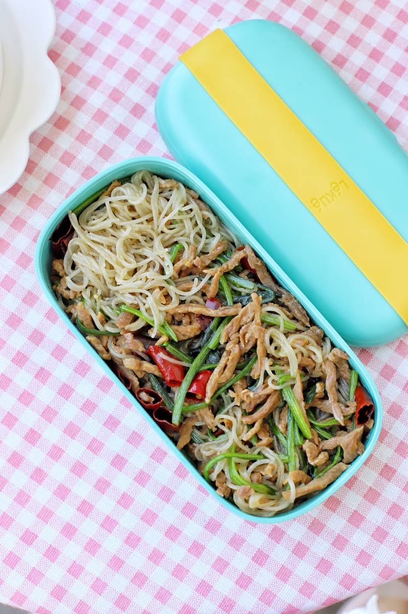 早餐:虾仁豆腐蒸蛋 番茄冬瓜汤 ?午餐:牛肉菠菜梗炒粉丝 ?