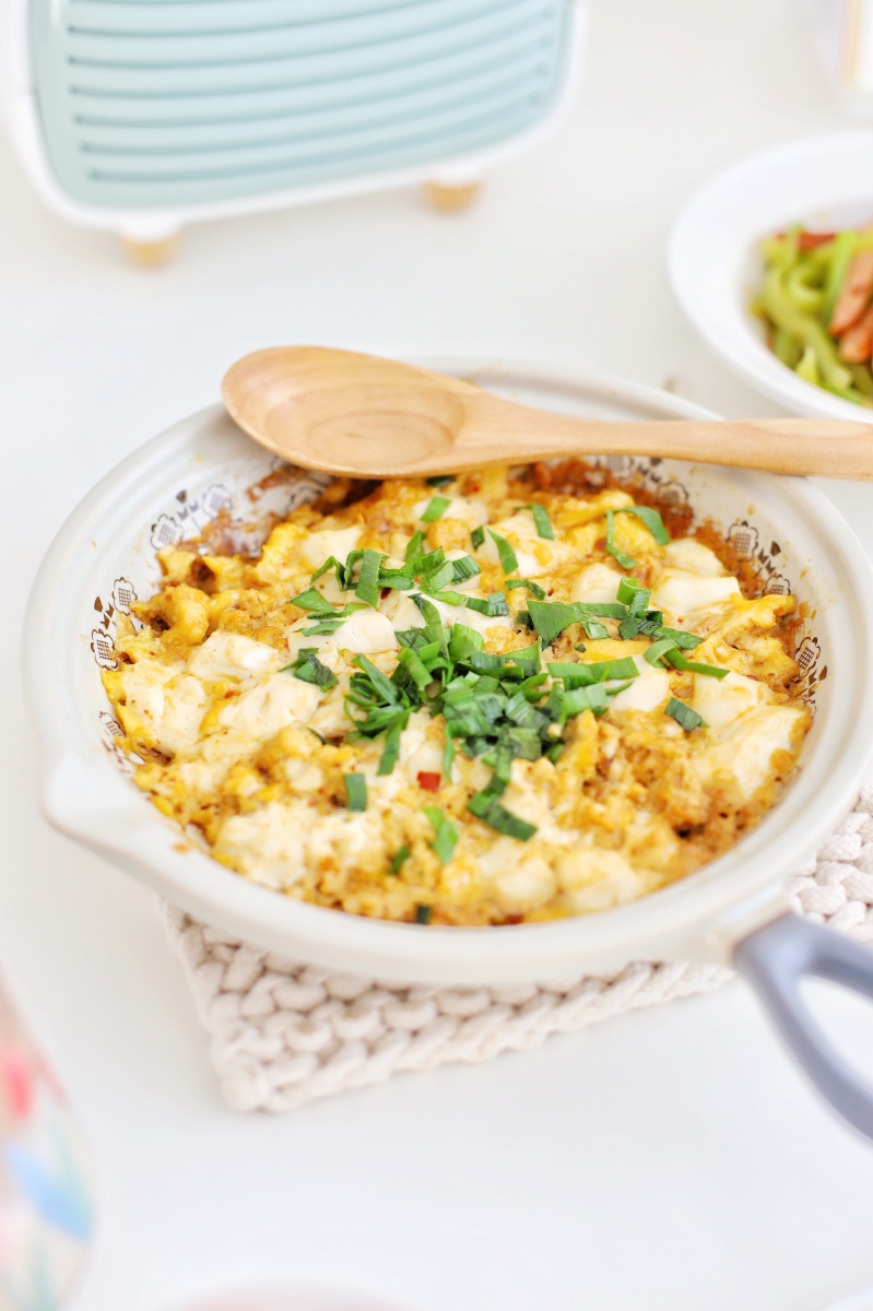 59～ 抱蛋豆腐:①平底砂锅倒油,煎蒜末.