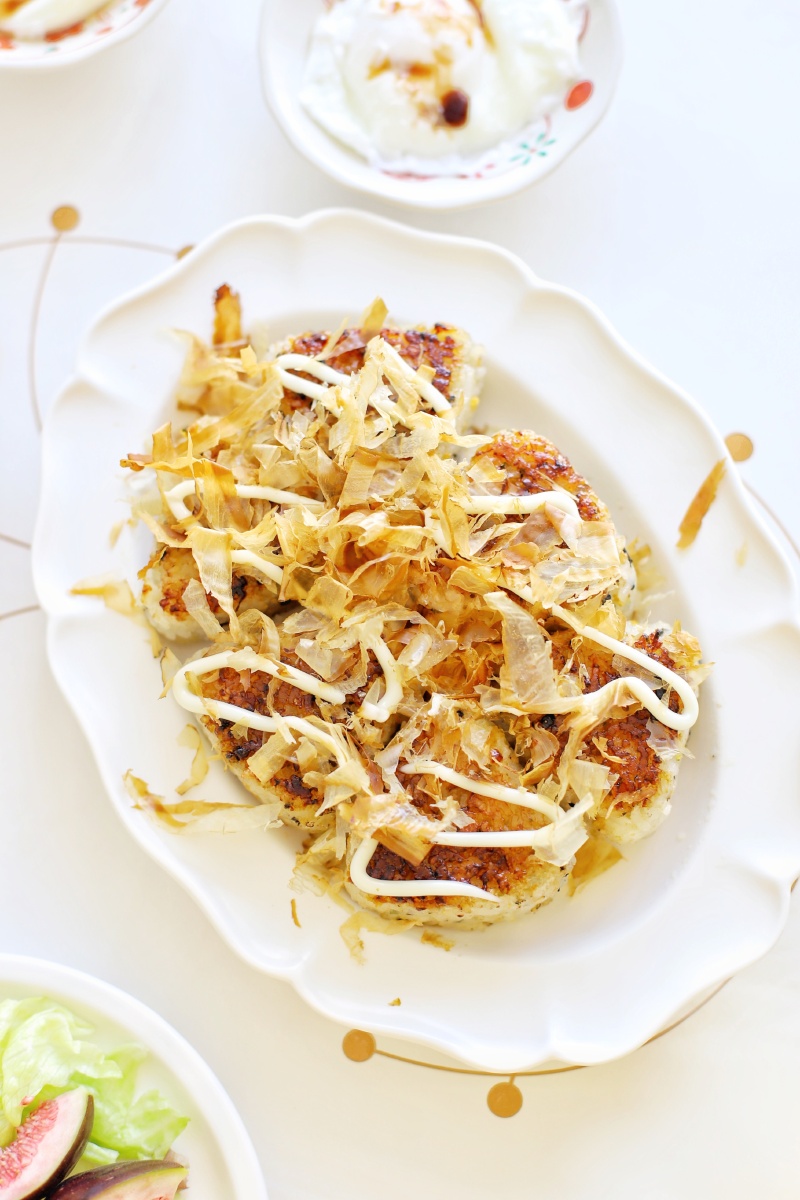 24～ 94煎饭团:米饭 海苔香松捏成三角饭团,平底锅多点油中小火