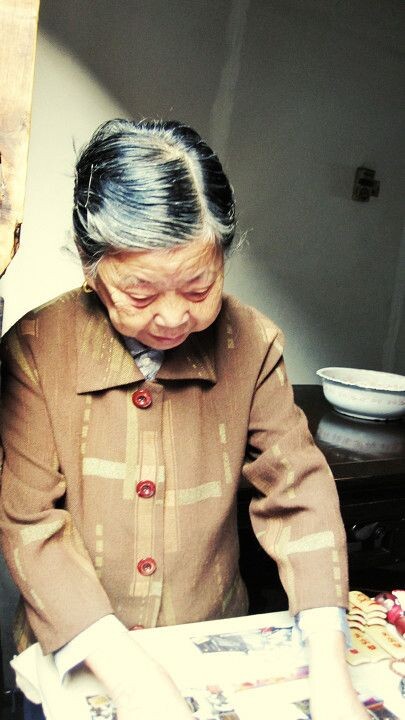 乌镇<br />
江南的门　　&lt;br /&gt;<br />
&amp;quot;吱呀&amp;quot;一声开了　　&lt;br /&gt;<br />
露出一张  外婆的脸　　&lt;br /&gt;<br />
和岁月的味道