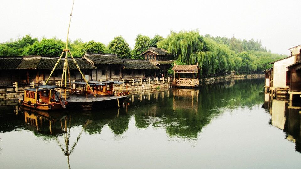 船坞<br />
东市河畔的桑柳迎风诉说着沧海桑田的变迁