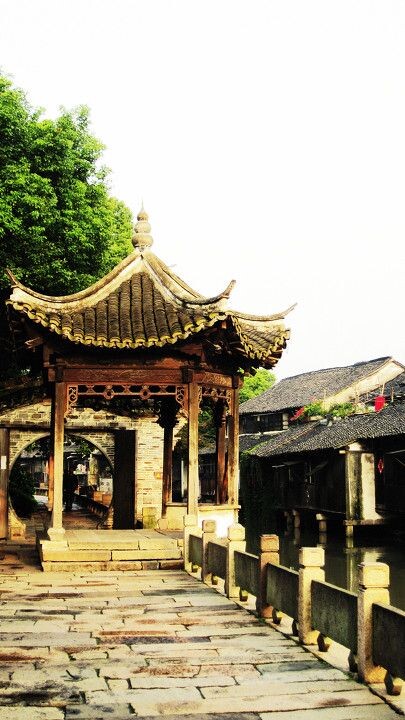 旧亭台<br />
阳光洒在亭台楼阁处  &lt;br /&gt;<br />
有光   有影  &lt;br /&gt;<br />
有船驶过