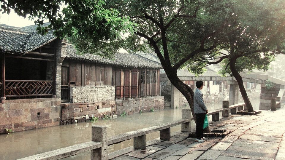 守候<br />
石桥 &lt;br /&gt;<br />
用千年的时光  &lt;br /&gt;<br />
站成一个诗人  &lt;br /&gt;<br />
 &lt;br /&gt;<br />
将流水拥入痴情的怀里   &lt;br /&gt;<br />
将守候藏在寂寞的眼底