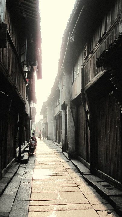 幽深的吟诵<br />
古老的记忆&lt;br /&gt;<br />
&lt;br /&gt;<br />
在青石小巷   反复&lt;br /&gt;<br />
&lt;br /&gt;<br />
吟诵幽远的传说