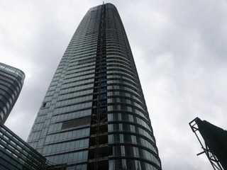 617905