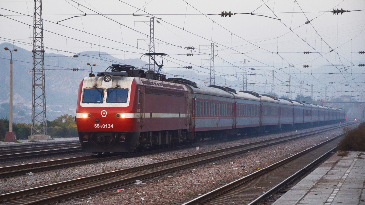 客车k591,西安至敦煌,桑园子站通过,现车次已改为k367.