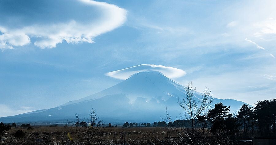 戴斗笠的富士山     2014年3月29日拍于日本。富士山的这种自然景观是很难出现的，这天刚好给我们表演了个把小时。