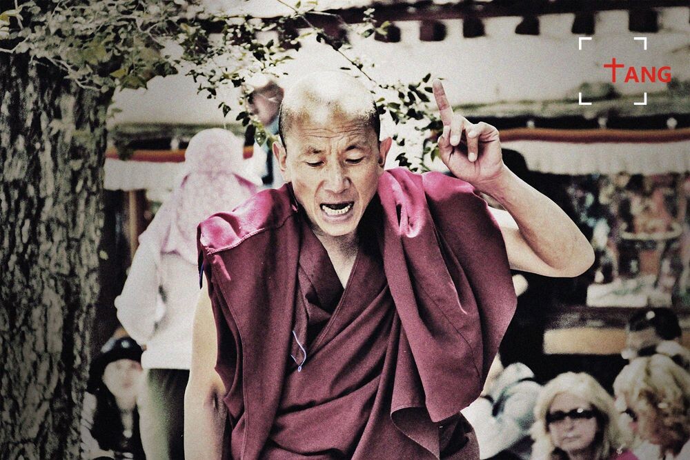 辩经的喇嘛<br />
色拉寺