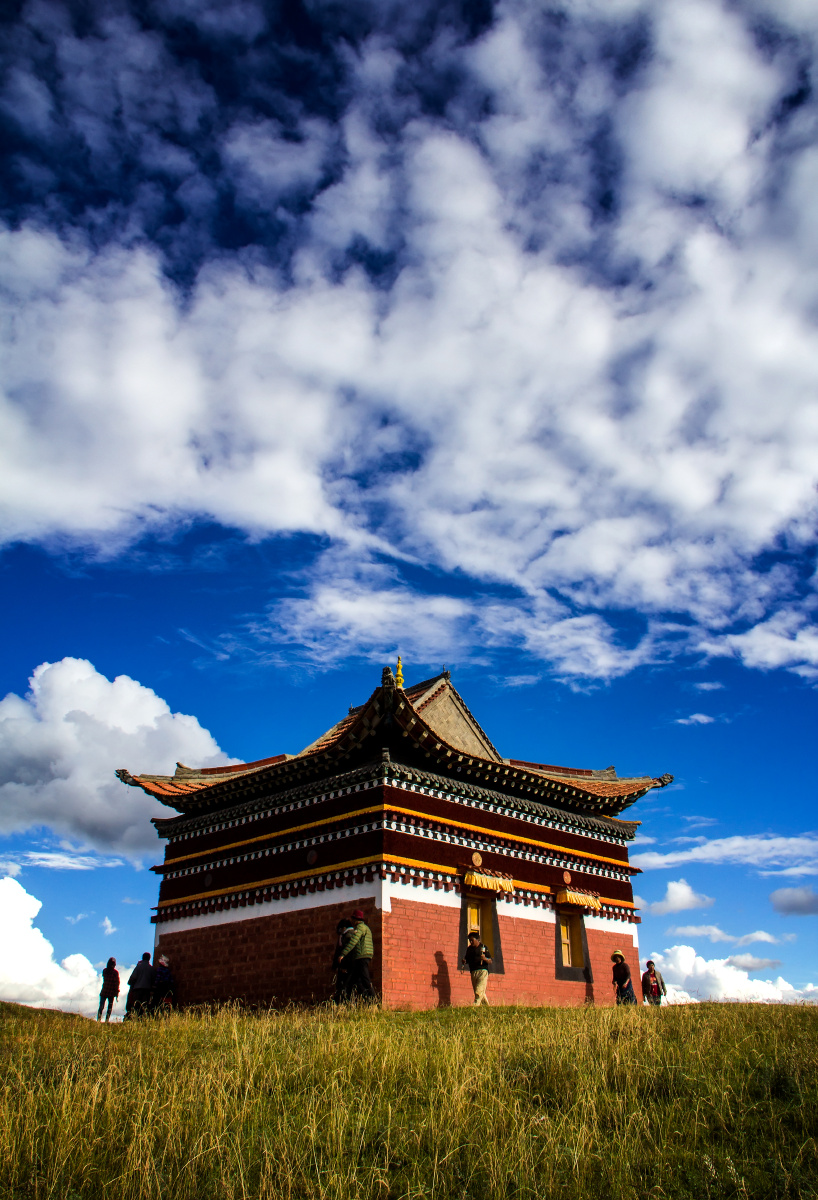 藏族传统,转山转水转佛塔!阿坝州唐克镇拍摄.