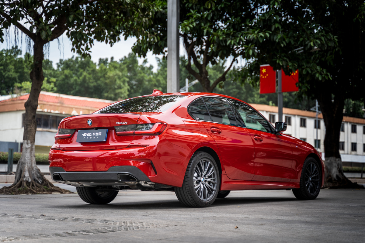 宝马330i 骚红