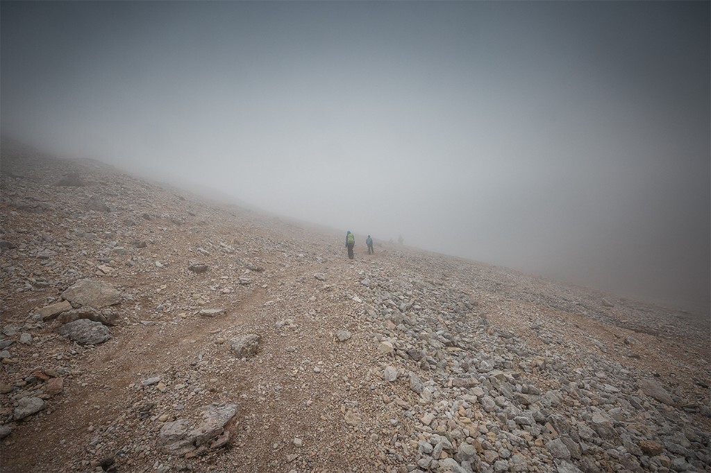 翻越克拉克垭口，海拔4300米，天气变得很坏，迷雾和冰雹将我们包围
