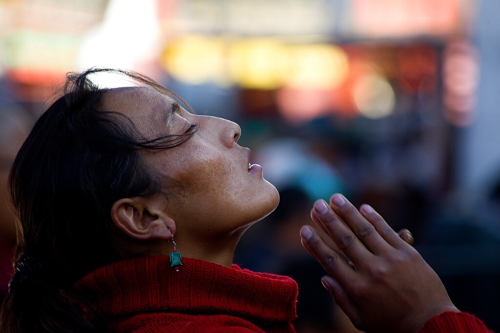 在大昭寺广场上,我一次次端详着这些五体投地叩拜的人们。这里的很多人,用一两年的时间从千里之外跪拜而来。他们的衣身脏乱,但内心却不染尘埃。他们的脸庞黝黑,可眼光却晶莹明亮。他们的物质溃尽,而精神却平和充盈。我努力的揣测和体会,持这样一种信念的人们,终其一生,会打开、看到、或去往一个怎样的世界。