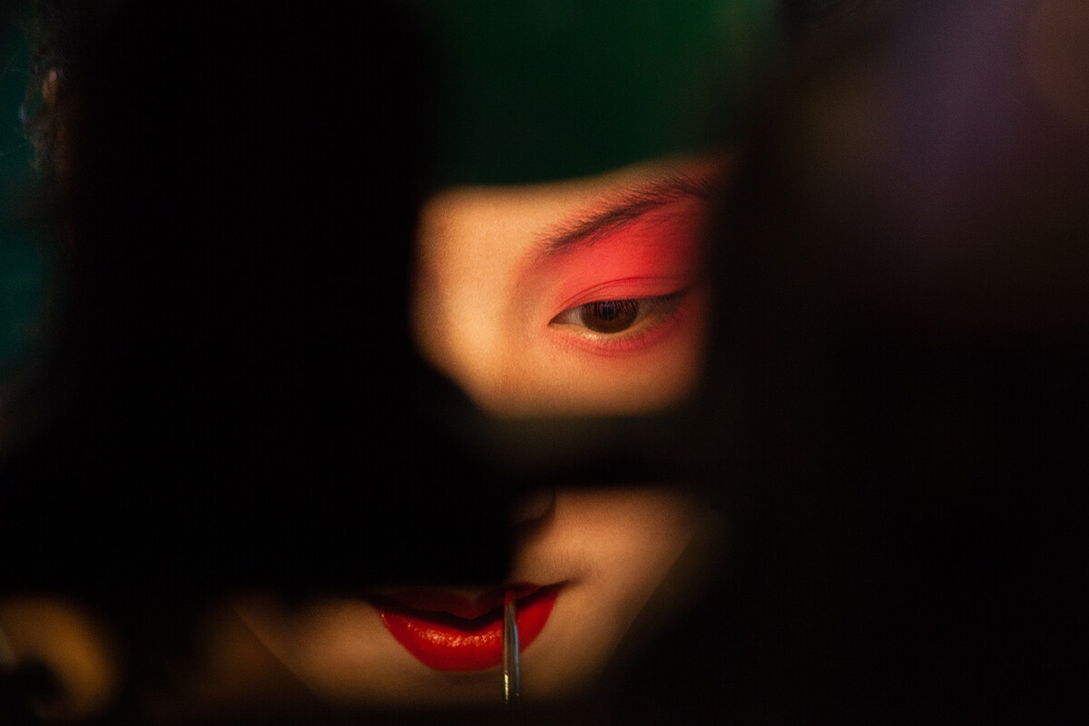 2012年初夏，成都，闷热的化妆间里，正在聚神上妆的川剧演员。