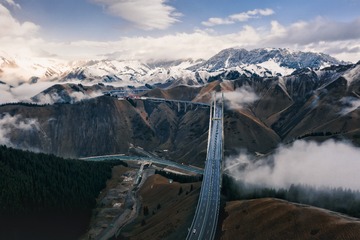 315879
