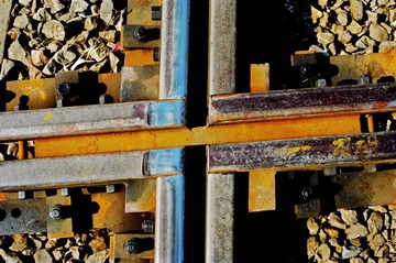 230385