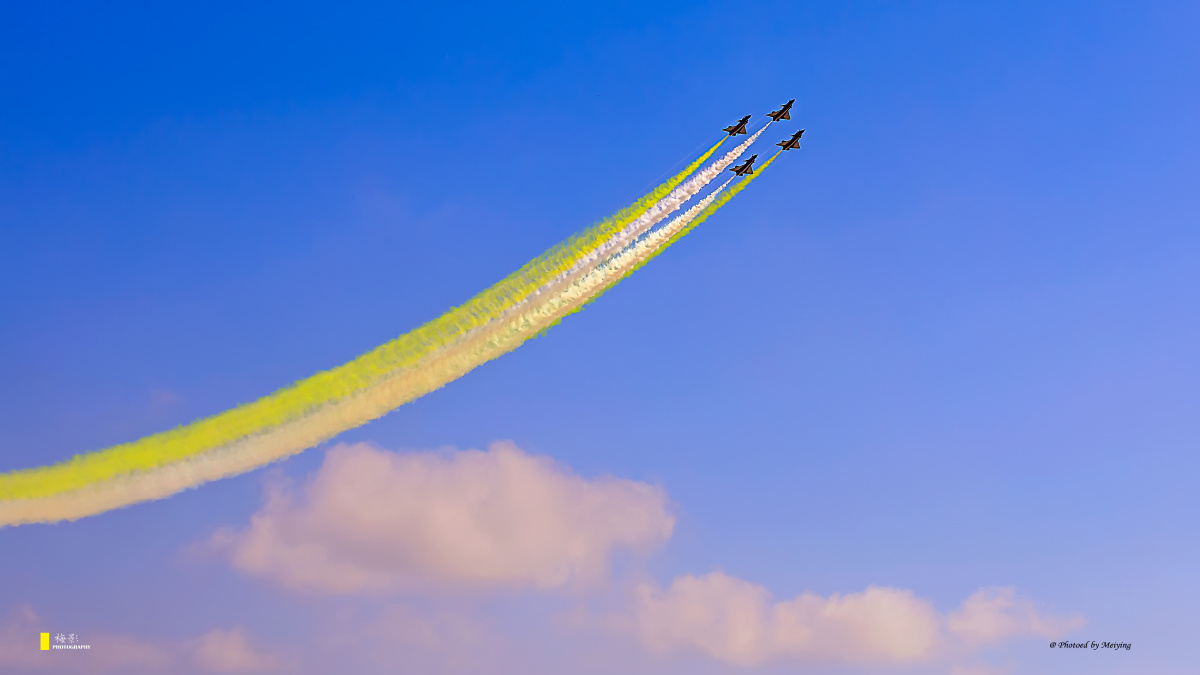 "腾云驾雾"珠海航展,歼十战斗机飞行表演.