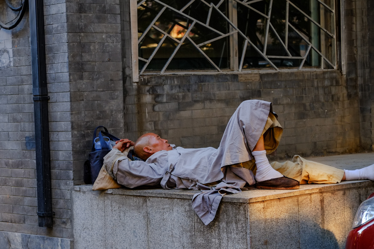 云游出家人心底空境,闹市里找一块平坦小息片刻.