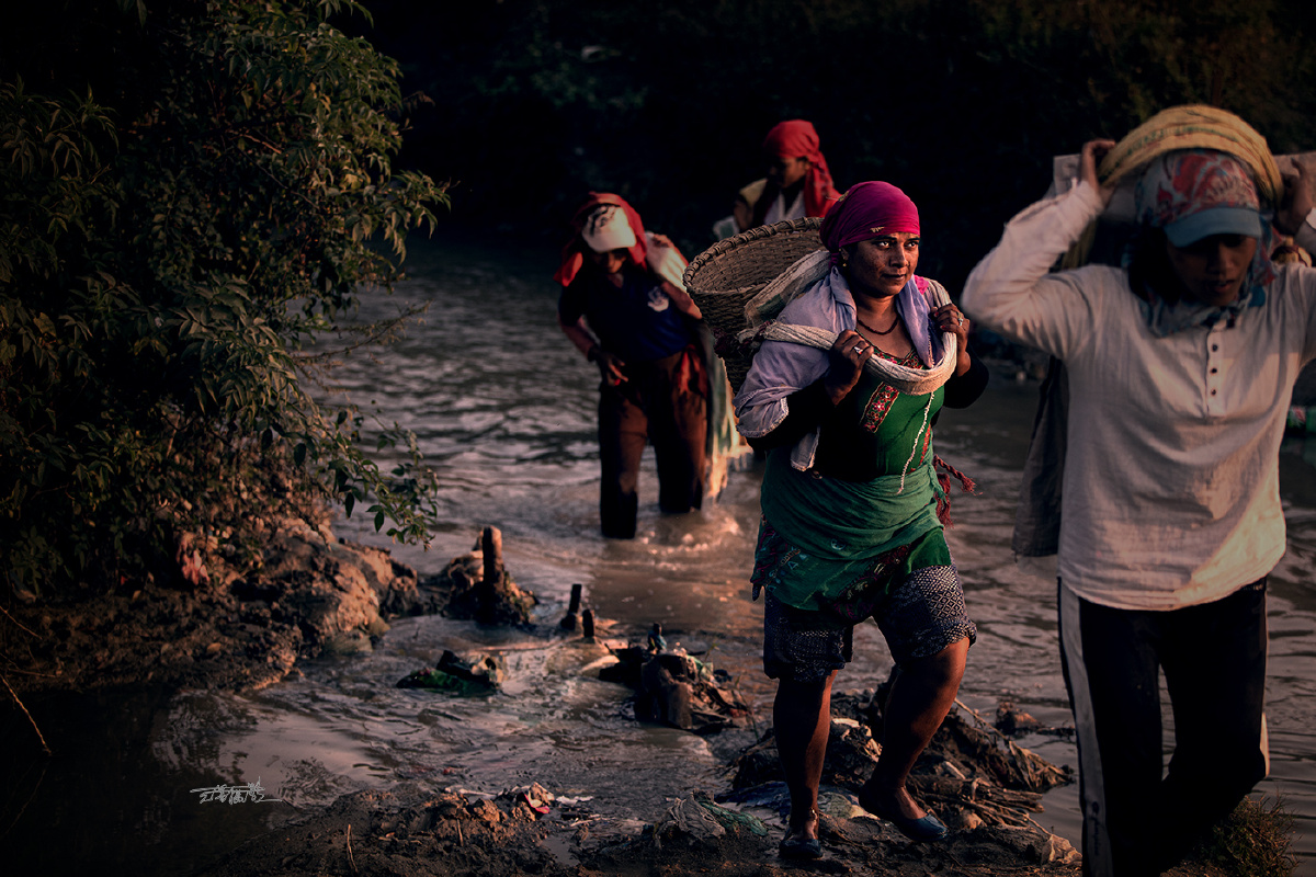 国家落后了,人民就处在水深火热之中的贫困.我们也曾经有过.