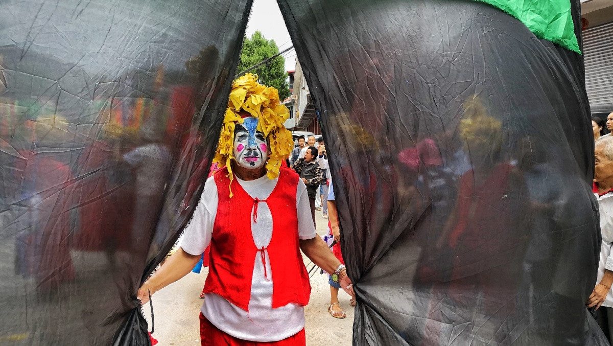 中阳界的阴城隍菩萨吴二爷,鸡脚神以及民间故事为元素进行的化妆巡游