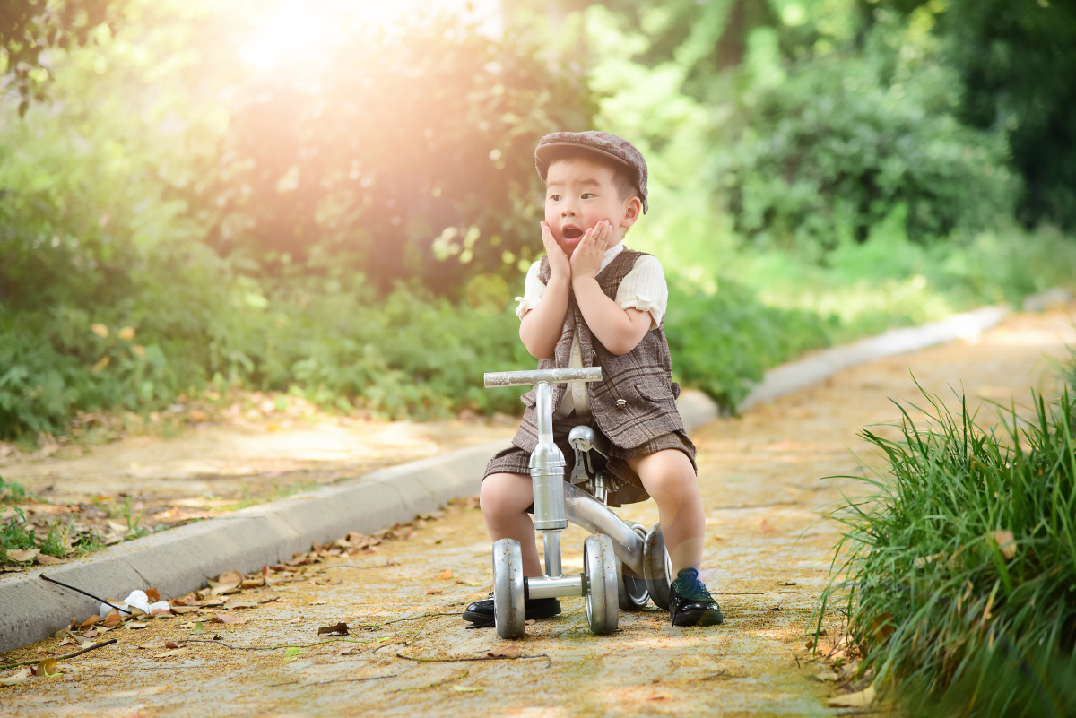 夏天林荫下玩耍的中国小男孩
