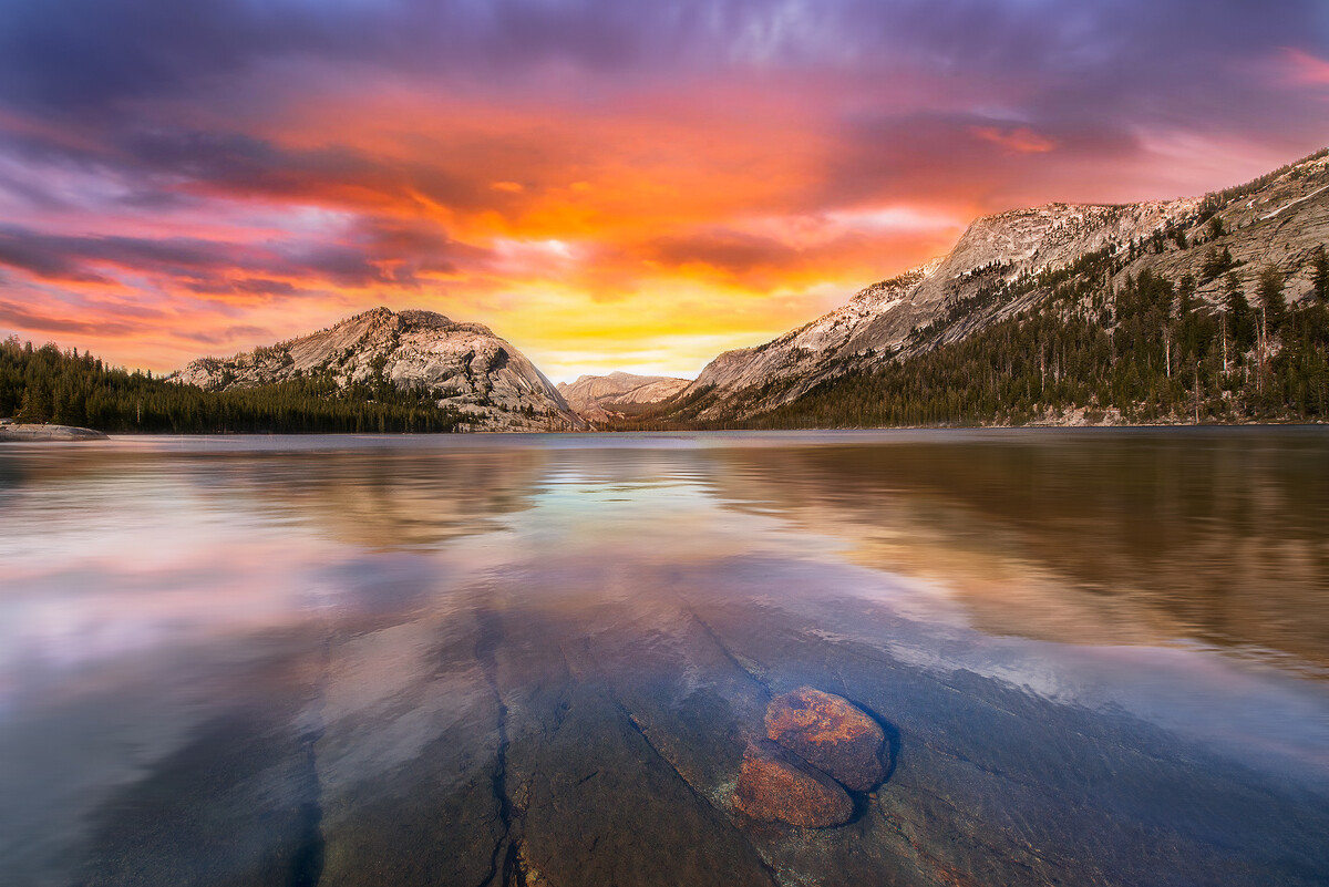 镜面一般的湖水映衬着绚丽的日出，静静等待着太阳刺破地平线，唤醒整座国家公园。