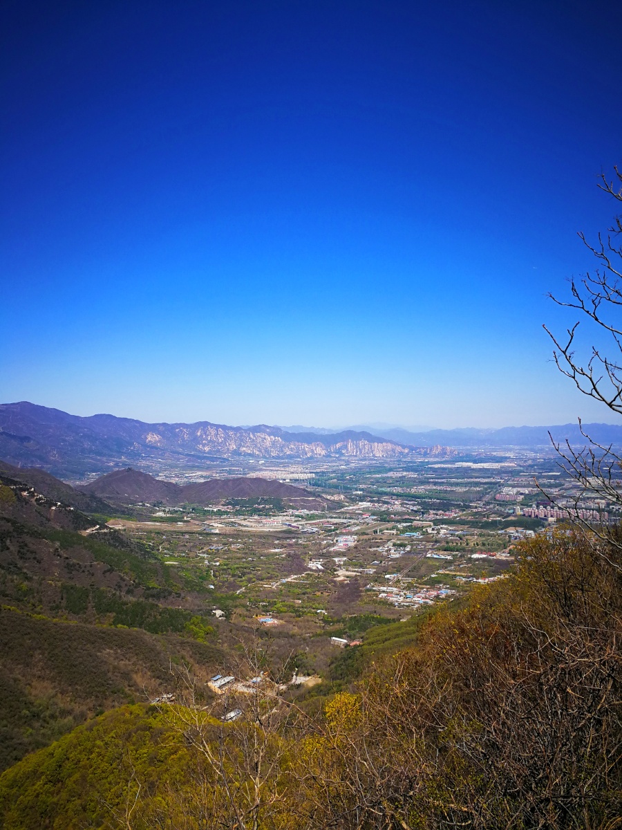 户外登山香山好汉坡海拔高度600多米虽然不太高但道路崎岖山势陡峭