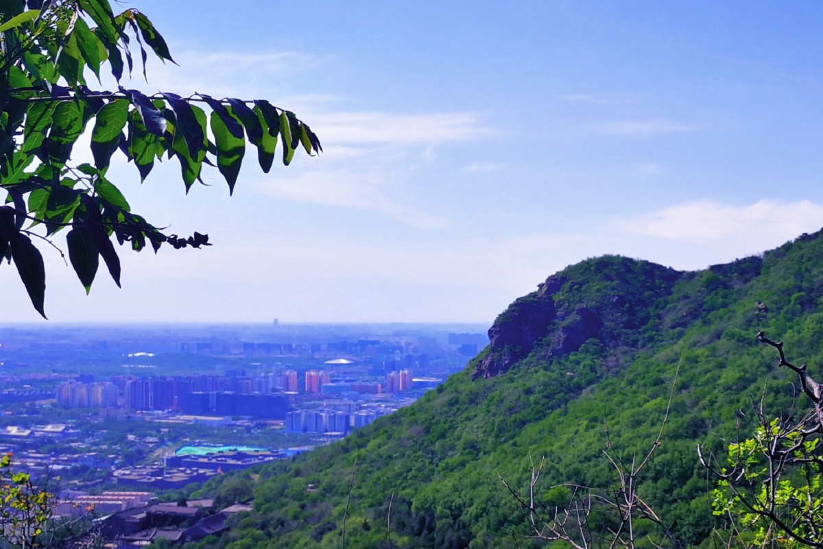 山景京西八大处虎头山远看像佛仰望天空令人浮想联翩