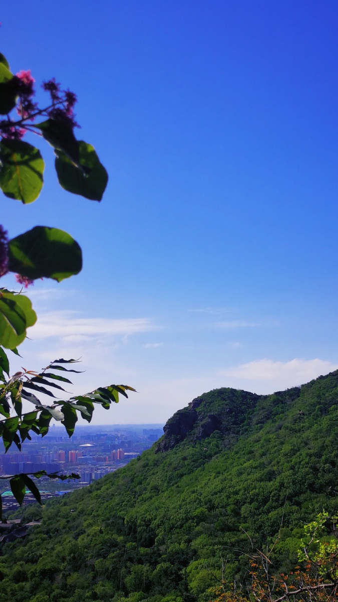 山景京西八大处虎头山远看像佛仰望天空令人浮想联翩