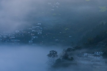 白云深处有人家