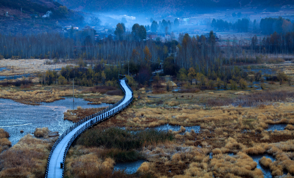 清晨的泸沽湖走婚桥