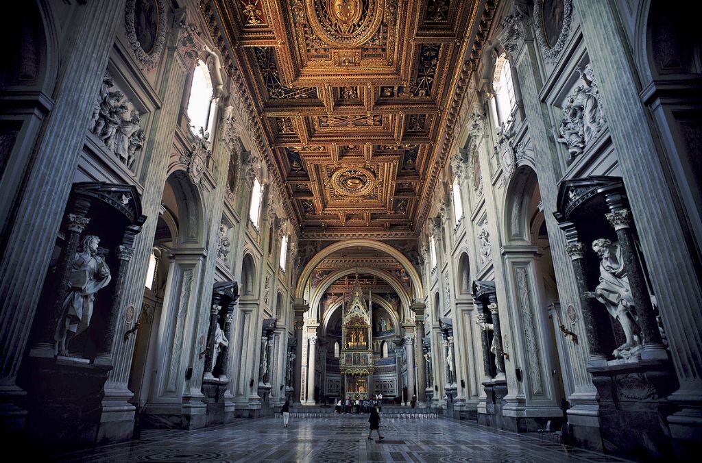 圣乔万尼教堂（San Giovanni in Laterano） ，第一座基督教堂，被称为世界教堂之母。内部暖色的天顶和冷色的立面形成反差，也是罗马众多空穹平顶教堂的代表。<br />
