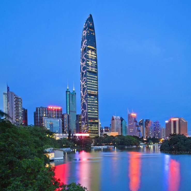 夜色京基100，天空太空了，没有用于平衡的云朵出现。地面的建筑就是长成这样的，由此引起的画面整个不平衡俺也没办法。