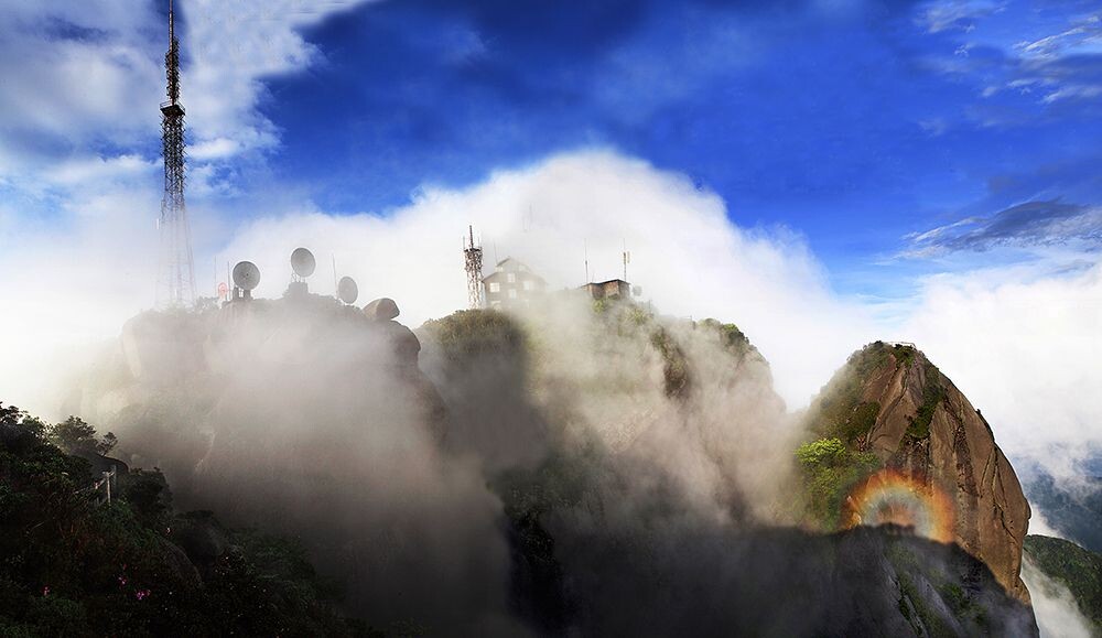 广西桂林猫儿山海拔2000多米，号称是华南地区的最高峰。能在这个山巅上幸运地等到佛光，那运气不是一般的好。
