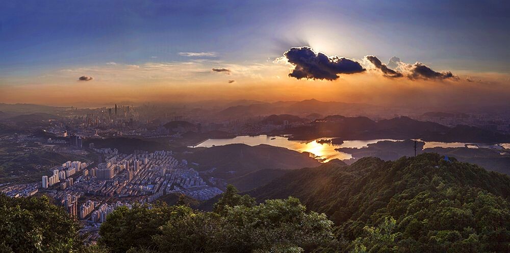 七月暑天阳似火，登高望远看鹏城