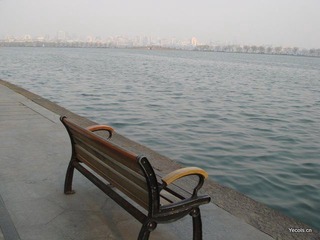 湖边